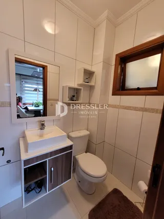 Foto de um banheiro interno com pia e vaso sanitário.