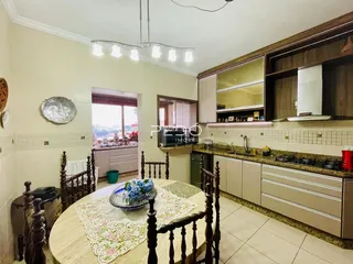Foto de uma sala de jantar com móveis de madeira e cozinha em Lajeado.