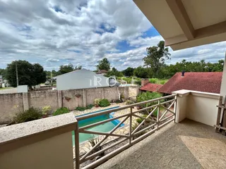 Vista da piscina e do quintal de uma residência em Lajeado, Brasil.