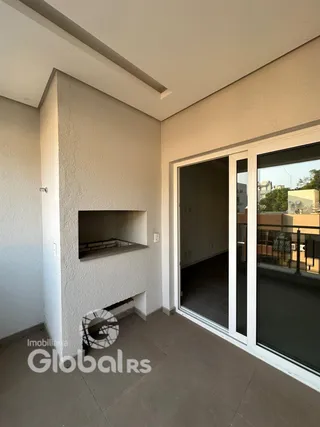 Interior de uma sala com parede lisa e porta de vidro abrindo para o exterior.