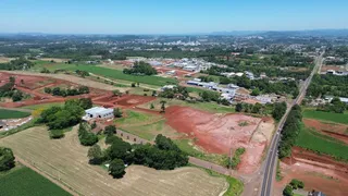 Vista aérea de terras agrícolas e áreas verdes na região de Lajeado.