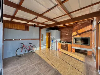 Ambiente interno com piso de cerâmica e vigas de madeira expostas.