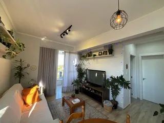 Sala de estar com sofá e decoração em um imóvel no Brasil.