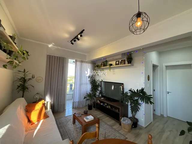 Sala de estar com sofá e decoração em um imóvel no Brasil.