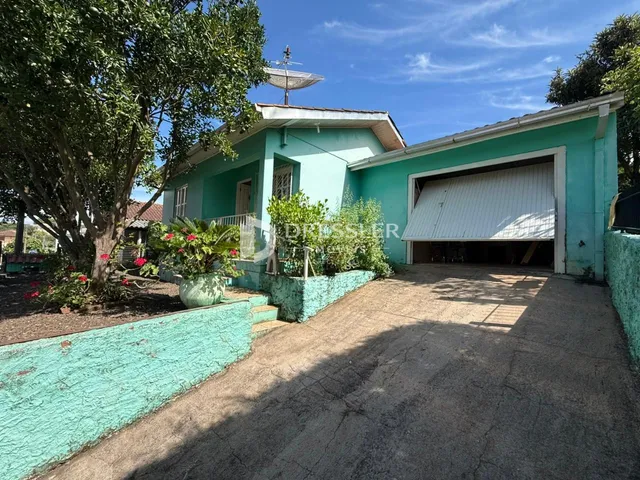 Fachada de uma casa em Lajeado, Brasil, com garagem e jardim.
