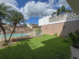 Vista externa de uma propriedade com jardim e piscina em Lajeado.