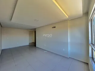 Interior de um ambiente com piso de cerâmica e paredes brancas.