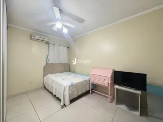Quarto com cama e cômoda em um imóvel no Brasil.