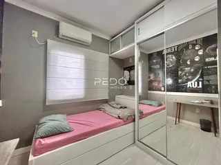 Quarto com cama e armário espelhado em um imóvel.