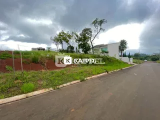 Vista externa de uma residência em Lajeado, Brasil, com vegetação e estrada.