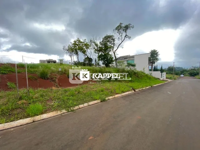 Vista externa de uma residência em Lajeado, Brasil, com vegetação e estrada.