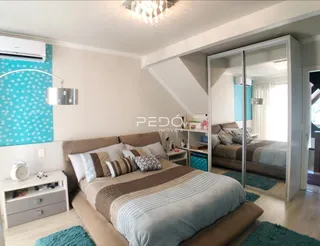 Quarto com cama de casal e armário de casal em ambiente claro.