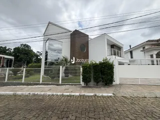 Fachada de uma residência moderna em Lajeado, Brasil.