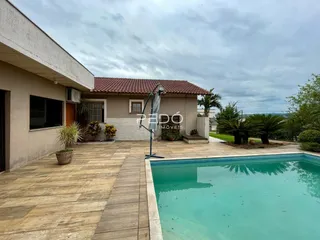 Fachada de uma residência com piscina e deck em Lajeado, Brasil.