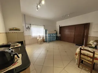Imagem de uma sala de estar com piso de cerâmica e armário de madeira.