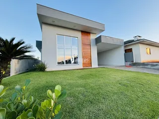 Fachada moderna de uma residência em Lajeado, Brasil, com gramado verde.