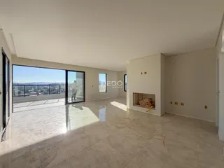 Sala de estar ampla com vista para a paisagem externa.