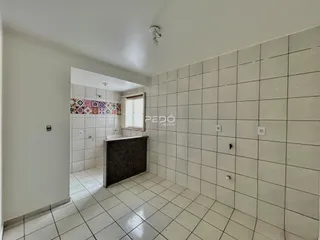 Hall de entrada com piso e paredes revestidos de cerâmica branca.