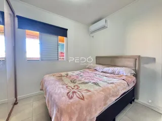 Quarto com cama e janela em um imóvel no Brasil.