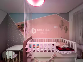 Quarto com cama de madeira e decoração rosa nas paredes.