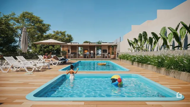 Piscina externa com deck de madeira e espreguiçadeiras em Lajeado.