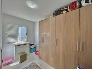 Quarto com armários de madeira em um imóvel no Brasil.