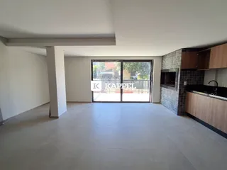 Sala de estar com piso de cerâmica e porta de vidro que dá acesso ao exterior.