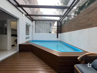 Vista da piscina e deck de uma propriedade em Lajeado, Brasil.
