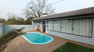 Fachada de casa com piscina e deck no Brasil.