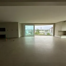 Sala ampla com vista para o exterior.