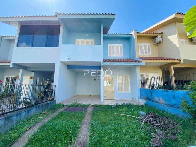 Fachada de uma residência em Lajeado, Brasil, com jardim gramado na frente.