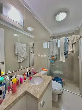 Foto de um banheiro moderno com bancada e box de vidro.
