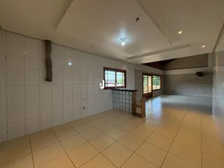 Vista ampla de um ambiente interno com piso de cerâmica claro.