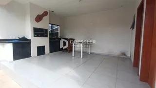 Sala de estar com piso de cerâmica e paredes brancas.