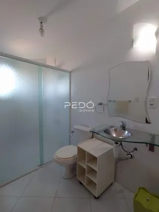 Foto de um banheiro interno com azulejos brancos e vaso sanitário.