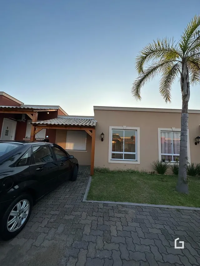 Fachada de uma residência em Lajeado, Brasil, com jardim e garagem.