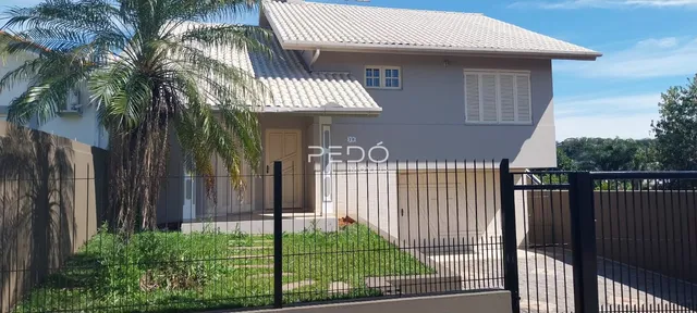 Fachada de uma casa residencial em Lajeado, Brasil, com cerca e jardim.