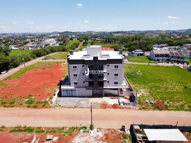 Vista da fachada de uma residência em Lajeado, Brasil, com área de terreno adjacente.