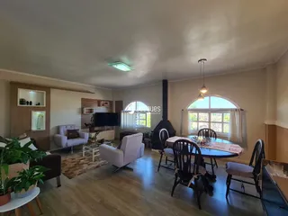 Sala de estar e jantar de uma residência em Lajeado, Brasil.