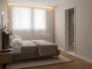 Quarto com cama e cortinas brancas em um imóvel no Brasil.