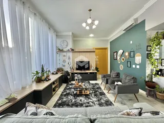 Sala de estar com piso de madeira e grande janela em Lajeado.