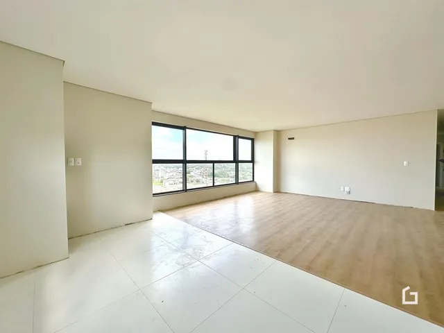 Ambiente interno amplo com vista para a paisagem externa.