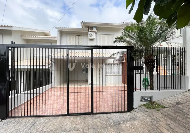 Portão de ferro preto na fachada de uma residência em Lajeado.