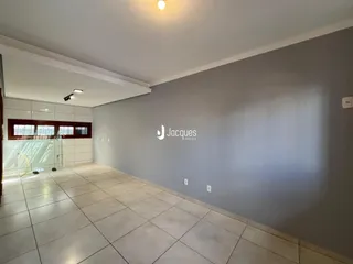 Vista interna de um corredor com paredes cinzas e piso claro.