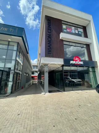 Fachada moderna do edifício Trianon Center em Lajeado, Brasil, com revestimento de madeira e grandes janelas de vidro.