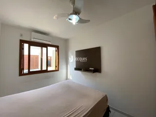Quarto com cama e janela em um imóvel no Brasil.