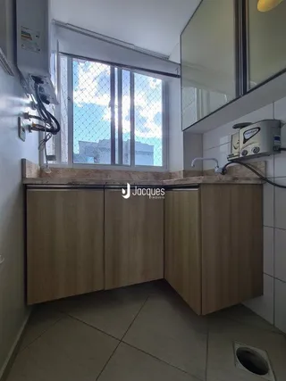 Detalhe de um armário e bancada em um ambiente interno.
