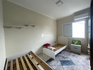Quarto com cama e janela em um imóvel no Brasil.