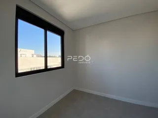 A foto mostra uma janela grande em uma sala de um imóvel.