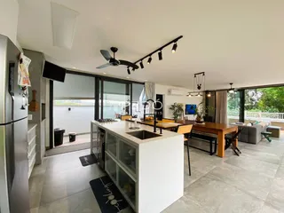 Interior de uma sala de estar moderna com cozinha aberta em Lajeado, Brasil.